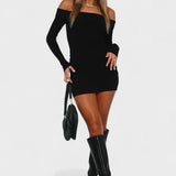 Vestido Intemporal com Ombros à Mostra