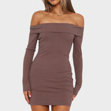 Vestido Intemporal com Ombros à Mostra