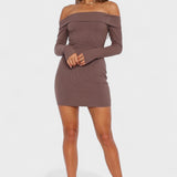 Vestido Intemporal com Ombros à Mostra