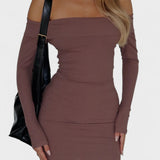 Vestido Intemporal com Ombros à Mostra