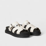 Sandálias ortopédicas com design em H