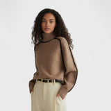 Suéter com decote alto suave e elegante