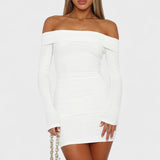 Vestido Intemporal com Ombros à Mostra